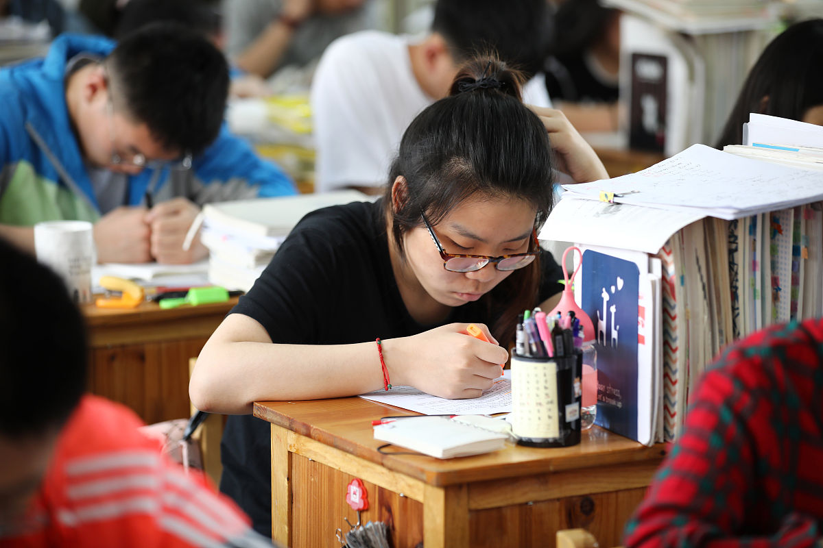 2018年6月4日,江苏连云港赣榆高级中学高三学生们抓紧时间查漏补缺,备