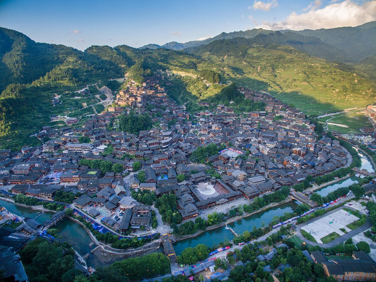云贵川地区西北地区历史文化名村少的社会经济原因用210字帮我详细描述