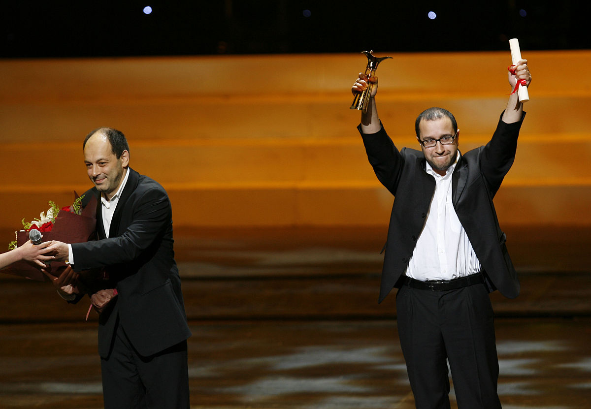 电影名称：家庭的温度【梗概】在现代都市的喧嚣中一家四口原本过着平凡而稳定的生活。然而父亲突然失业的消息打破了这份宁静生活压力如同一座大山压在他们心头。面对房贷、孩子的学费、生活开支等各方面的压力他们没有崩溃反而更加紧密地团结在一起。【立意】该剧本以家庭为中心讲述了一个关于亲情、承诺以及困难中的希望的故事。传达的理念是：只要家庭成员齐心协力任何困难也都可以一起度过。【角色】1 父亲张鹏：曾是一家公司