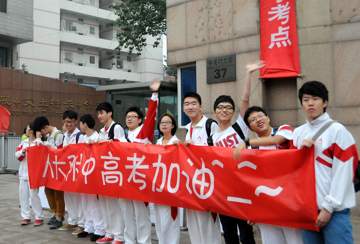 把下面文章重新排序编写完整故事1998年龙江省尚北一中十七号考场。齐磊怔怔地看着窗外视线穿过葱翠的杨树林定格在校外一间门脸房上——《潮流音像店》。隐约有一道歌声穿透力极强灌进耳膜。仔细辨认是张学友的《一千个伤心的理由》真潮流啊！僵硬着脖子收回目光身前一张课桌映入眼帘。好吧这课桌就更厉害了纯实木无拼接贴个牌子放在高档家具城光桌板就值个千八百的。就是有点旧都掉漆了不知多少位神人落下的数学公式和歌词、名