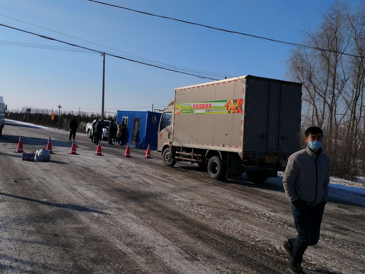 高速公路养护规范规定应急物资里的清水沙储备标准是多少根据《高速公路养护规范》规定应急物资里的清水沙储备标准应为：每公里应急车道储备1500升清水和1吨沙子。说的是应急物资而不是普通公路养护标准。高速公路应急物资储备标准给我找出来列明详细根据《高速公路养护规范》规定高速公路应急物资储备标准包括以下内容：1 清水和沙子储备：每公里应急车道储备1500升清水和1吨沙子。2 照明设备储备：每公里应急车道储