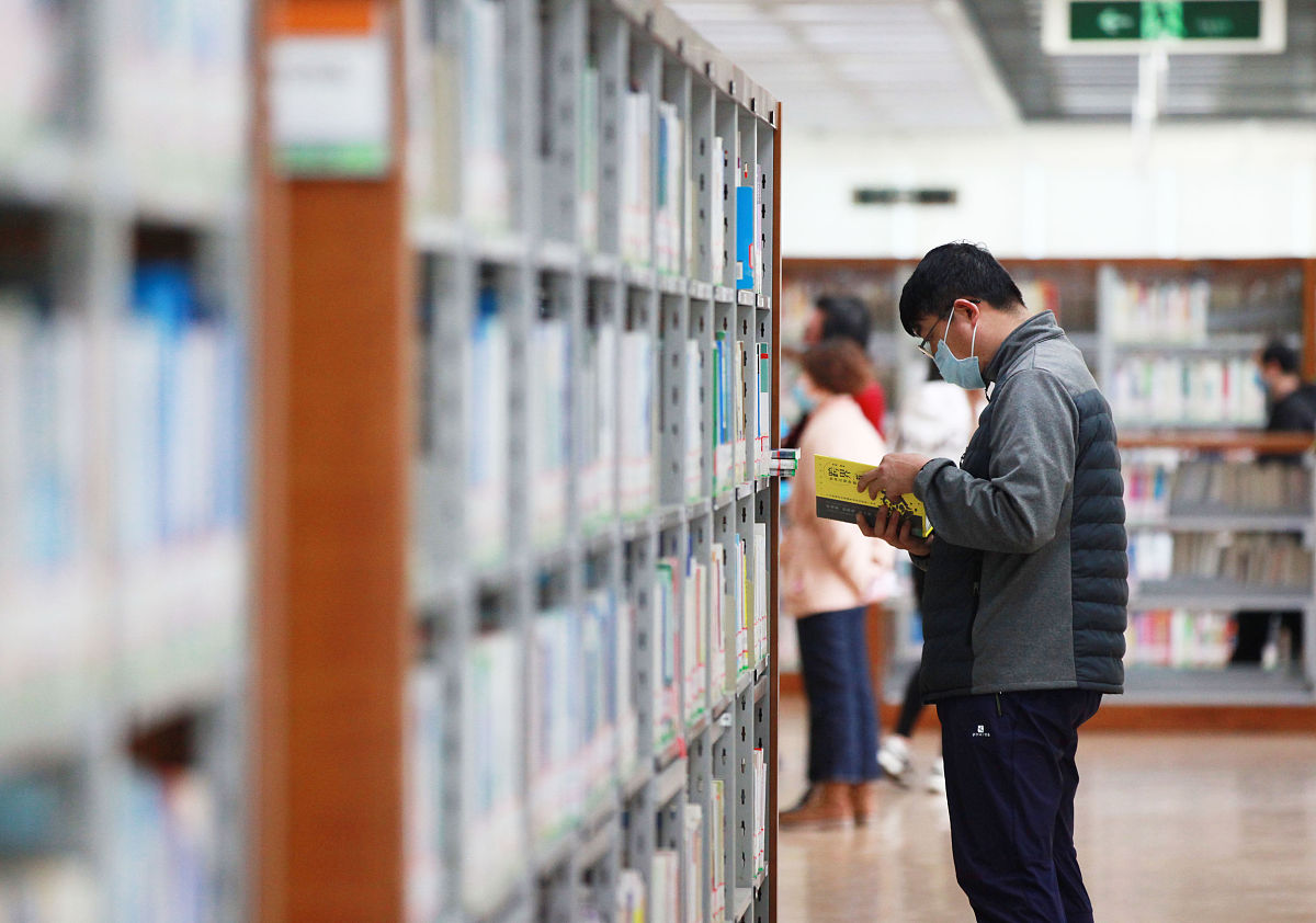 1 实现图书馆的查询功能包括按照书籍分类、书名、作者等多方面进行查询以方便读者用户和图书馆工作人员进行图书查询和管理；2 创建读者用户借阅证的数据库以方便系统管理员进行读者用户的有效管理；3 创建图书管理员的数据库以方便系统管理员对每个图书管理员进行管理保护数据库的安全；4 实现图书馆管理人员对新书入库和旧书注销的简单处理以便进行进货管理。降低重复率
