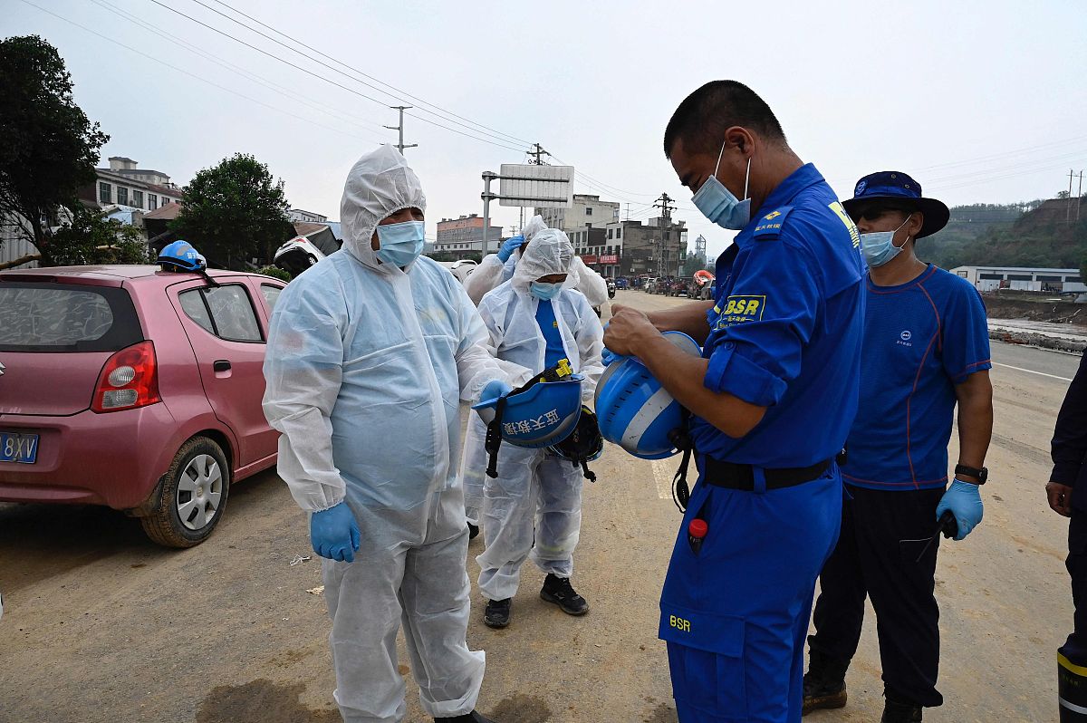 水灾后瘟疫爆发的原因：卫生条件恶化、人员聚集和食物短缺 - 灾后预防指南