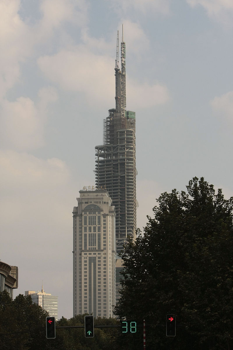 2008年9月30日,南京市中心地带上海绿地集团开发的世界第七高楼紫峰大