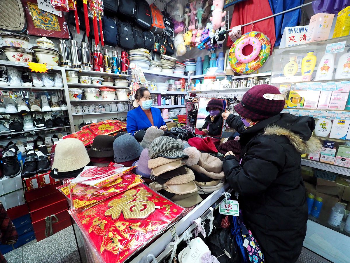 2022年1月17日,北京大方百货商店内,顾客在选购商品.