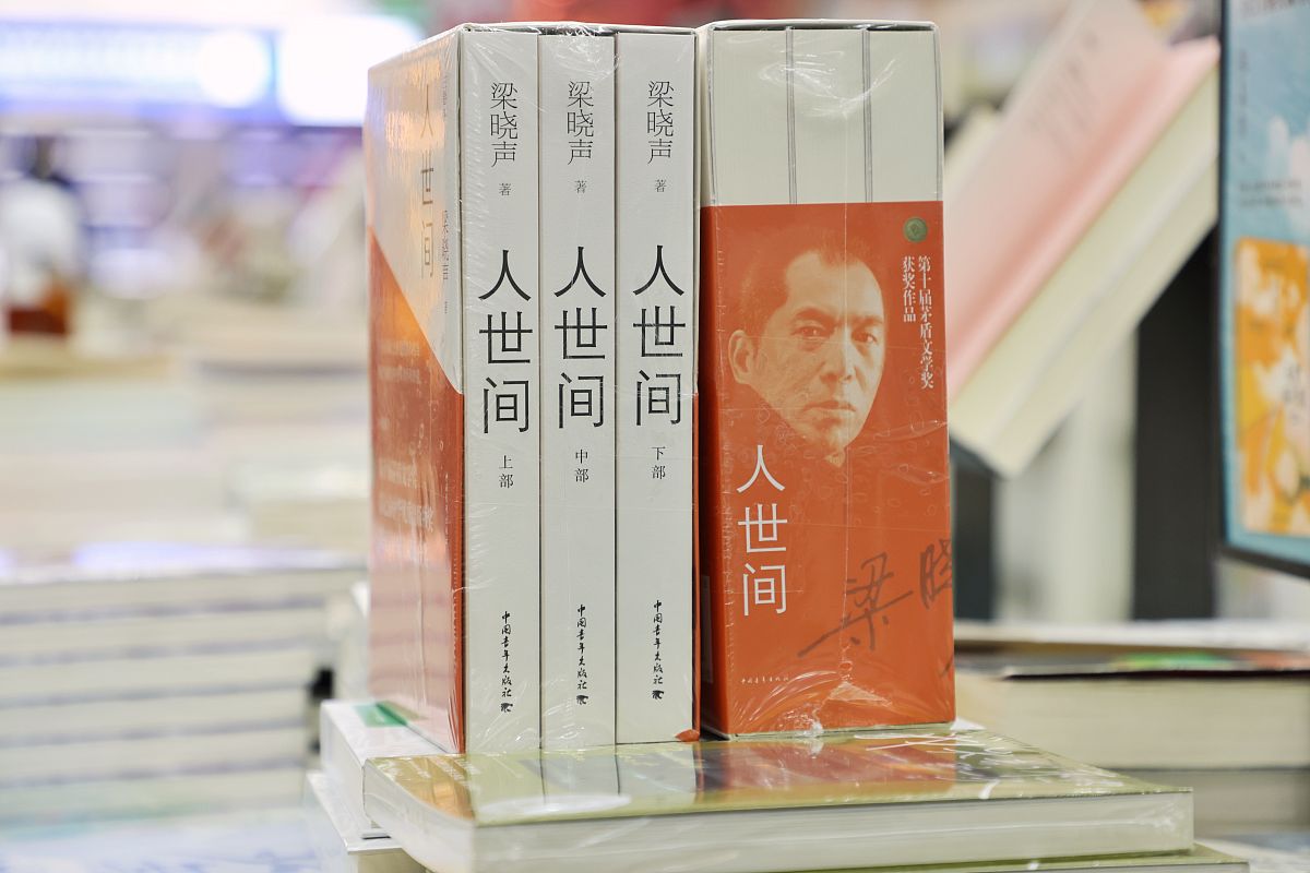 路遥所写的就是在十一届三中全会之后我们国家三合区的年轻人他们的梦想他们的生活在充满激情的同时也背负着沉重的压力。就像文章里说的那样在乡下以联产承包为主的家庭合作社高家村的农户都是自己干活赚到了钱赚到了钱。然而在这种城市与乡村的交界处改革的效果却是初见端倪而乡村中的青年知识分子更是乘势而起。高加林也是走投无路才会辍学回到乡下。为了生活他被父母逼着去城里卖馒头从未下地干活的他靠着自己的双手赚到了工分他