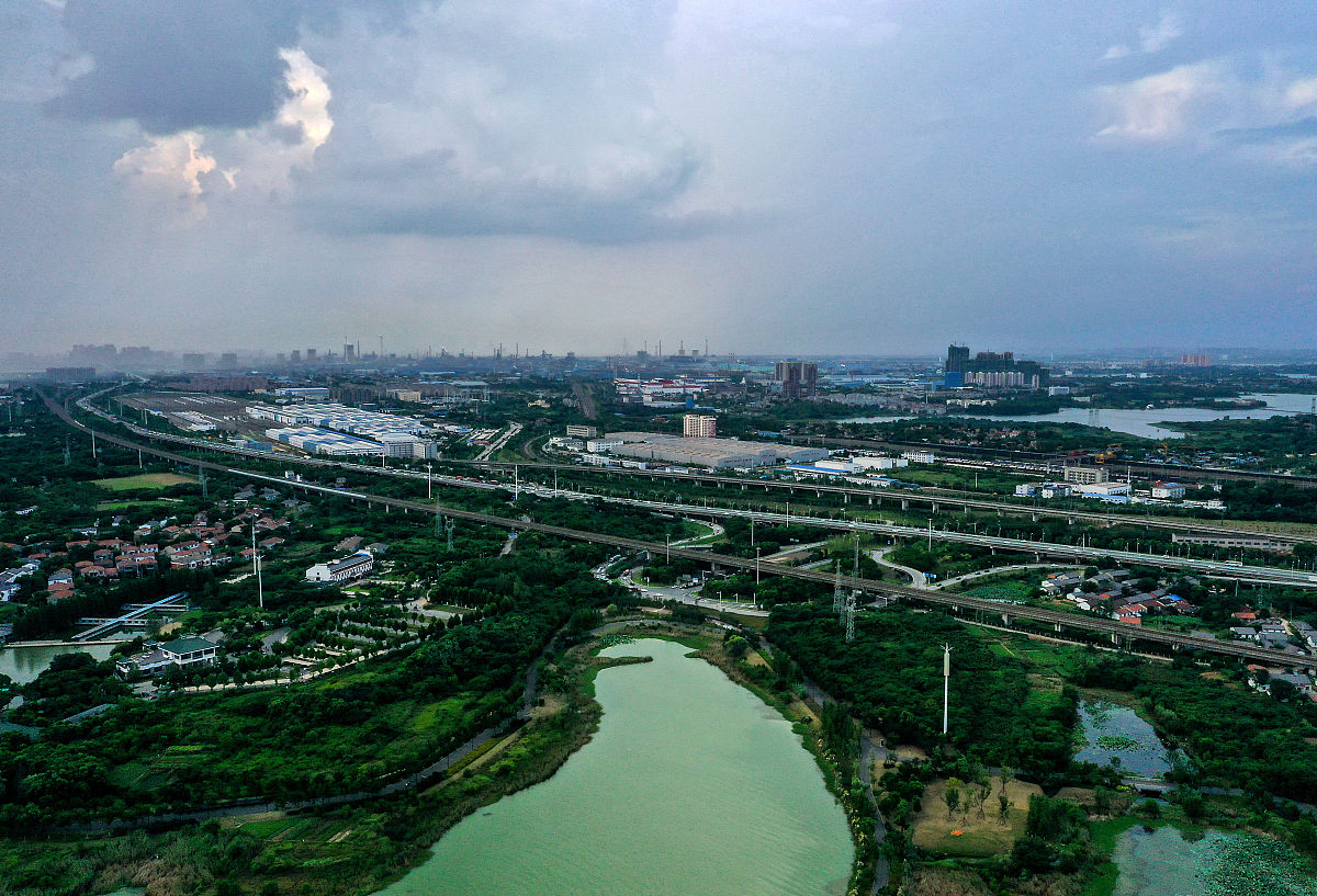 2020年7月31日,武汉,夕阳西下,东湖天空出现美丽的晩霞,绚丽多姿.