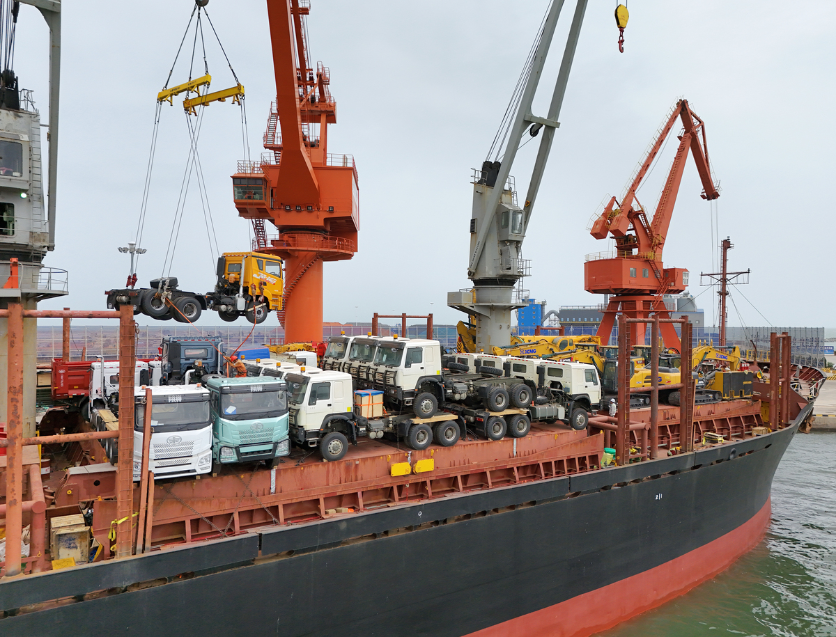 Essential Supplies and Repair Materials Reach Ship at Jingtang Port