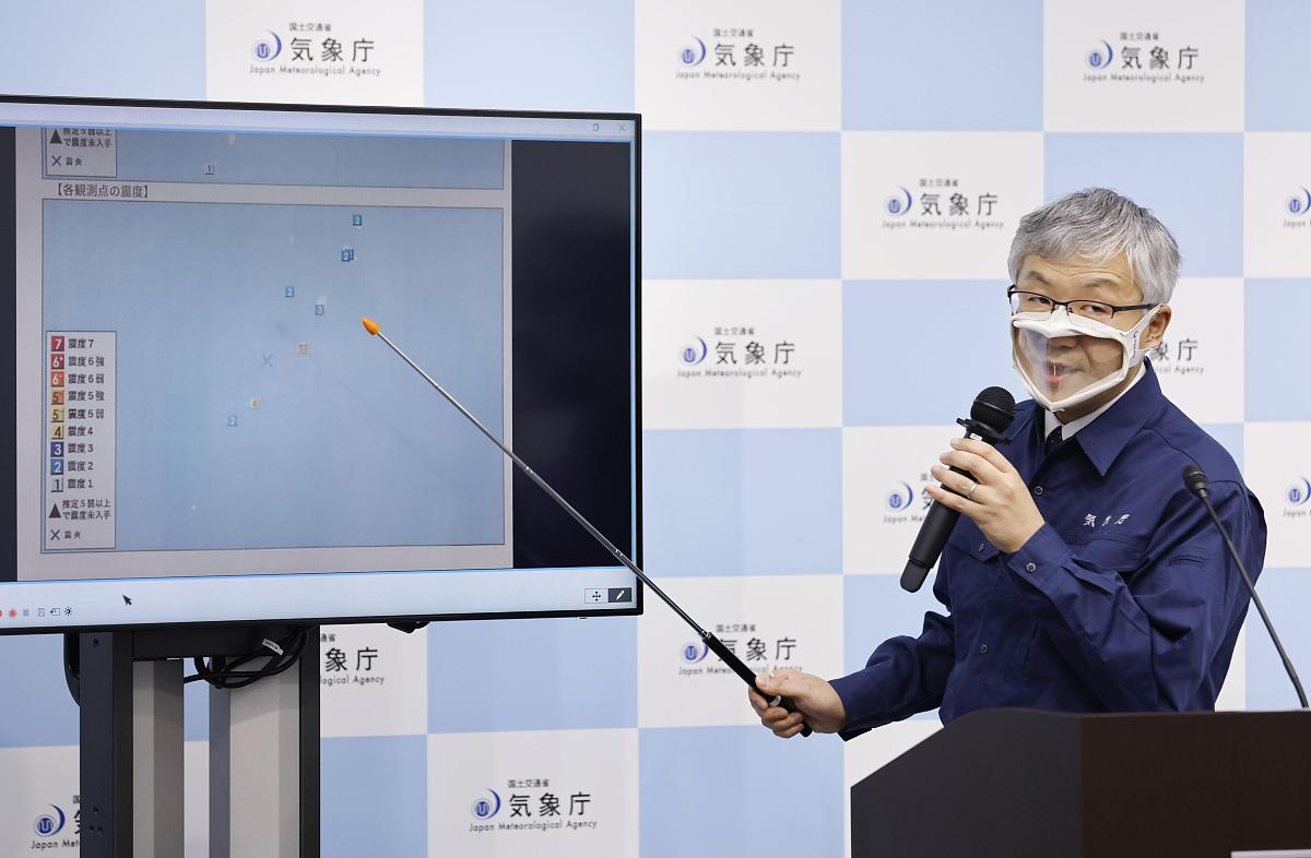 当地时间2021年12月9日,日本东京,当地气象厅官员向媒体记者介绍鹿儿