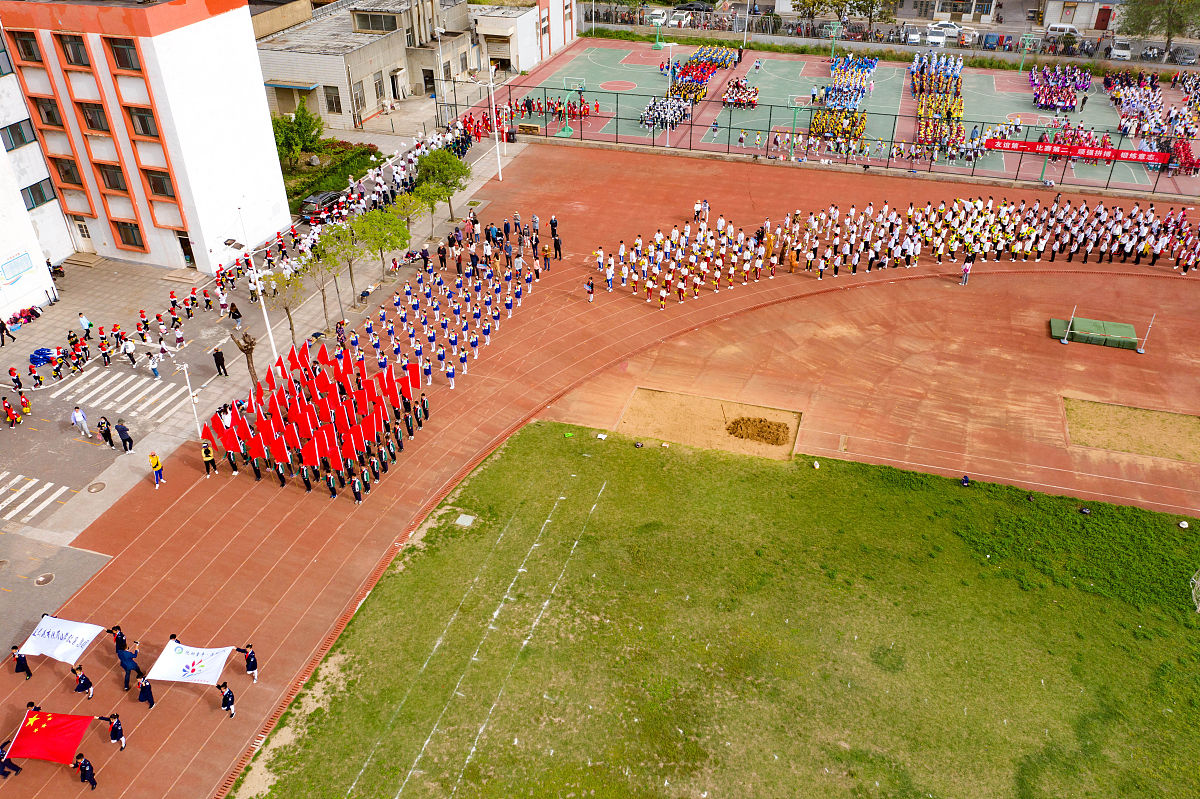 2021年5月7日,连云港市院前小学的学生们在体育节上进行表演(无人机照