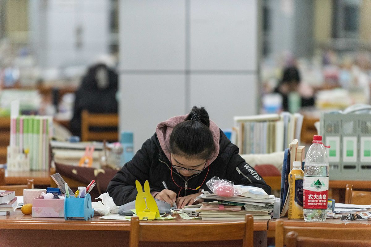 2020年12月20日,武汉一高校自习室内,备战研究生考试的考生们认真复习