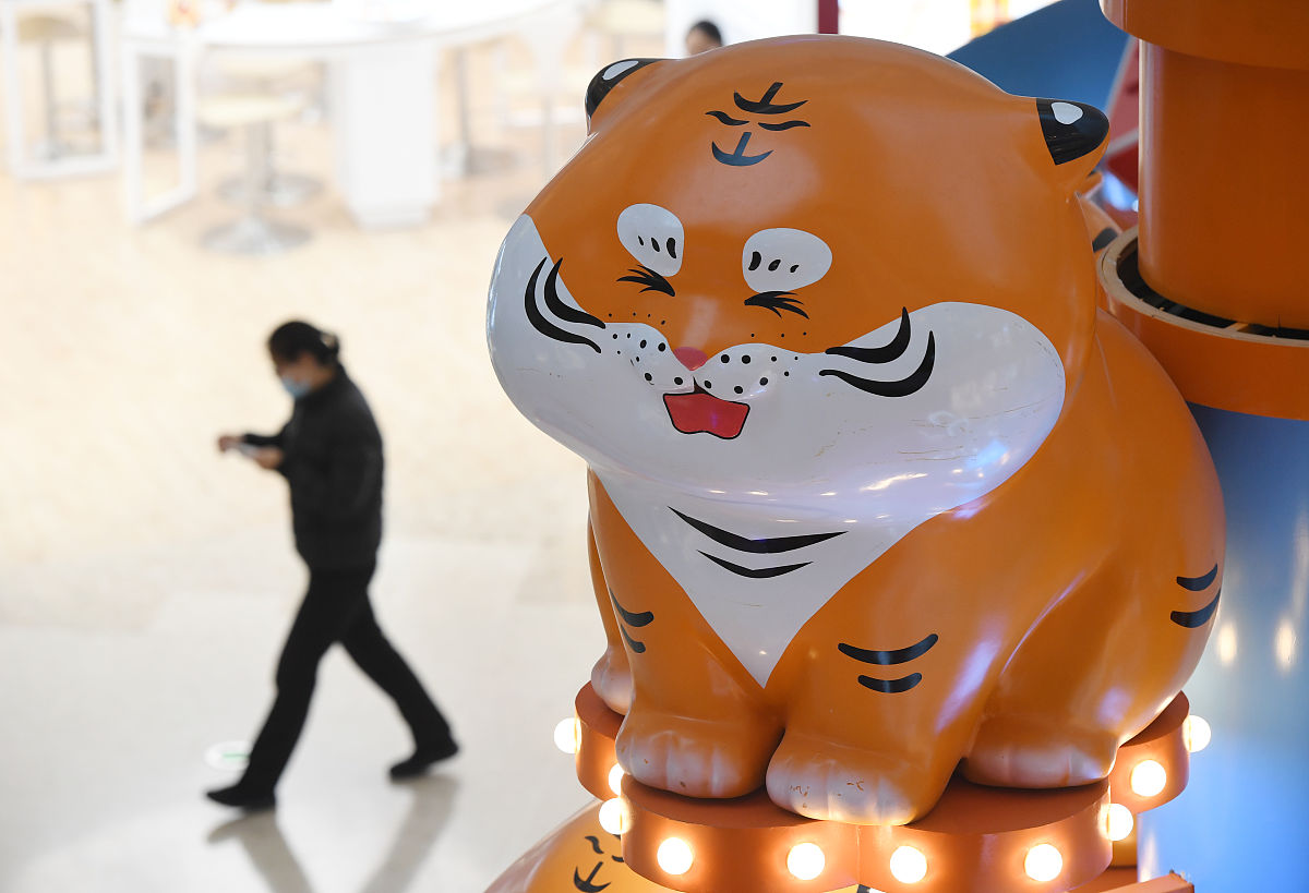 分析有什么意义和价值：豹猫抱抱IP形象的首先从命名开始豹和抱谐音从而也确定了拥抱的主题采用拟人化的手法来设计豹猫抱抱赋予它人的动作让它可以站立并做出想要拥抱的姿势同时表现期待和有一些撒娇的神情。通过这个动作的展示表达出它希望能获得人类的拥抱渴望得到人类关爱的愿望。它的眼睛采用夸张的表现手法并融入了理想化的艺术特征将它绿宝石般的眼睛放得特别大并将形状变得更圆使其更加可爱豹猫的衣服设计采用可爱的婴儿风