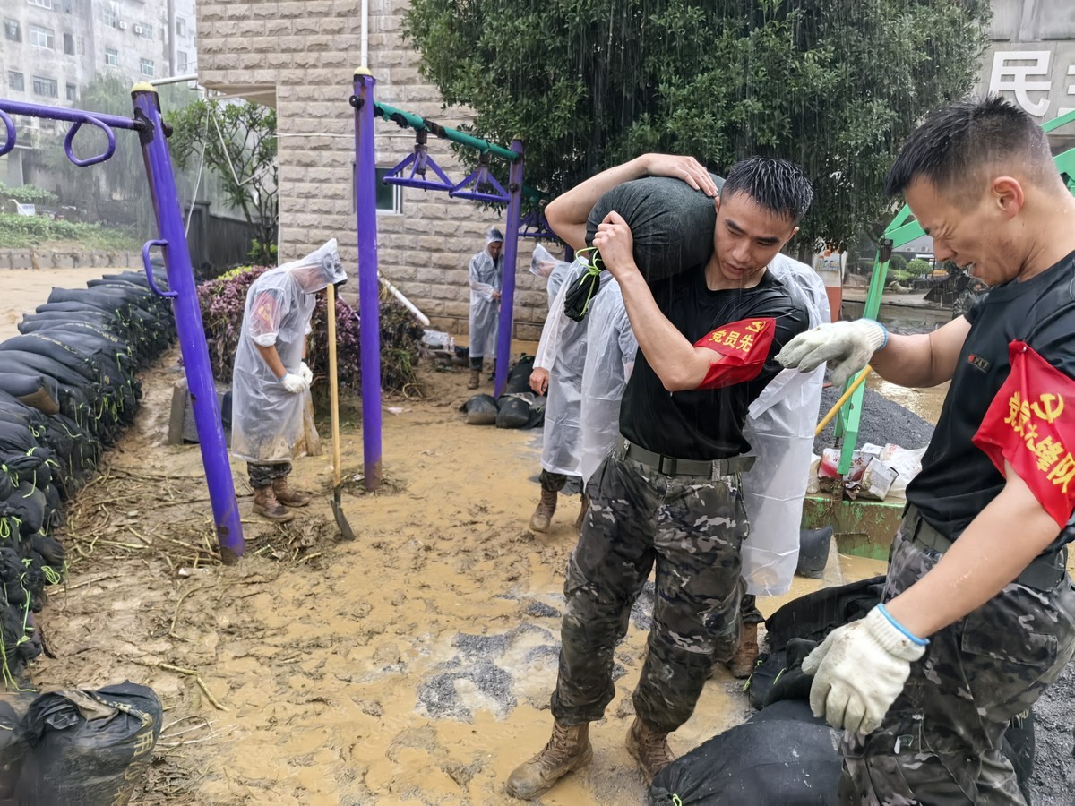 光膀子警察飞身跳水救人：英雄事迹令人敬佩