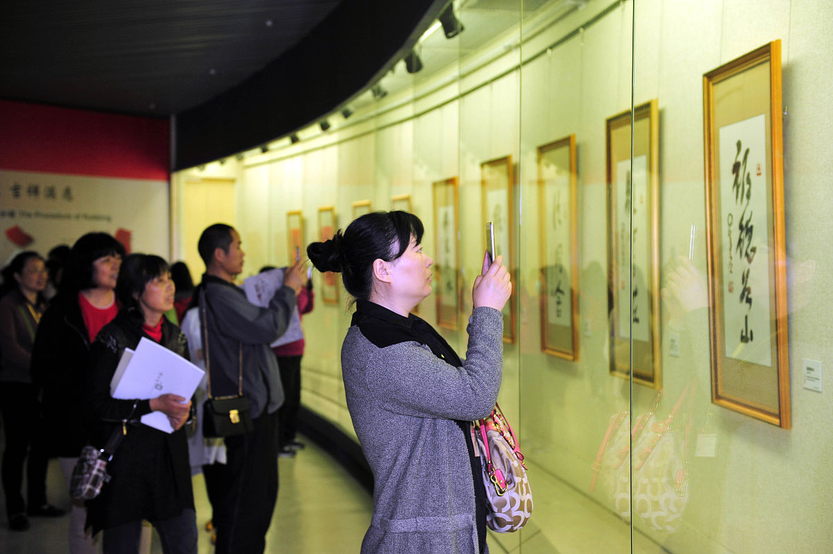 2016年4月23日,江苏省扬州市美术馆内,星云大师一笔字书法展开展,吸引