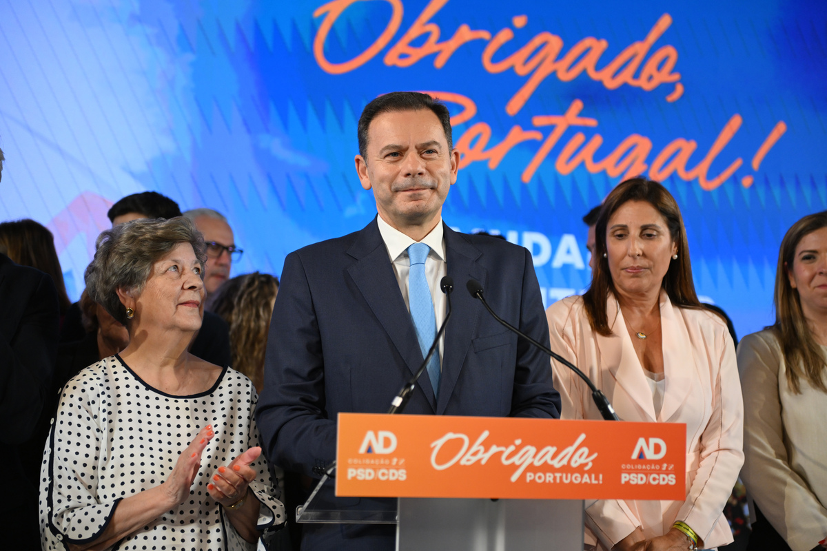 de acordo com as leis brasileiras um presente dado à um presidente por outro país pertence ao povo brasileiro