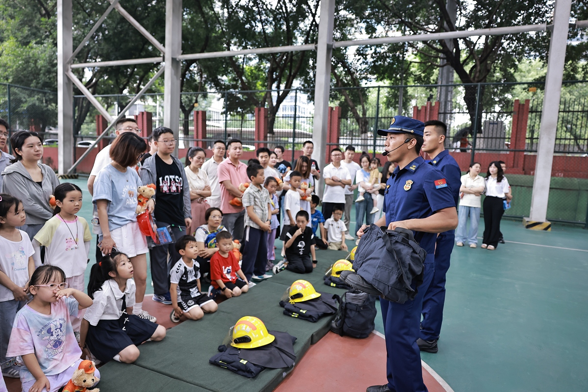 本次夏令营包含消防演习训练、自然灾害自救演练心肺复苏术、防踩踏、止血包扎、固定搬运真人cs。根据以上内容扩写一下500字。