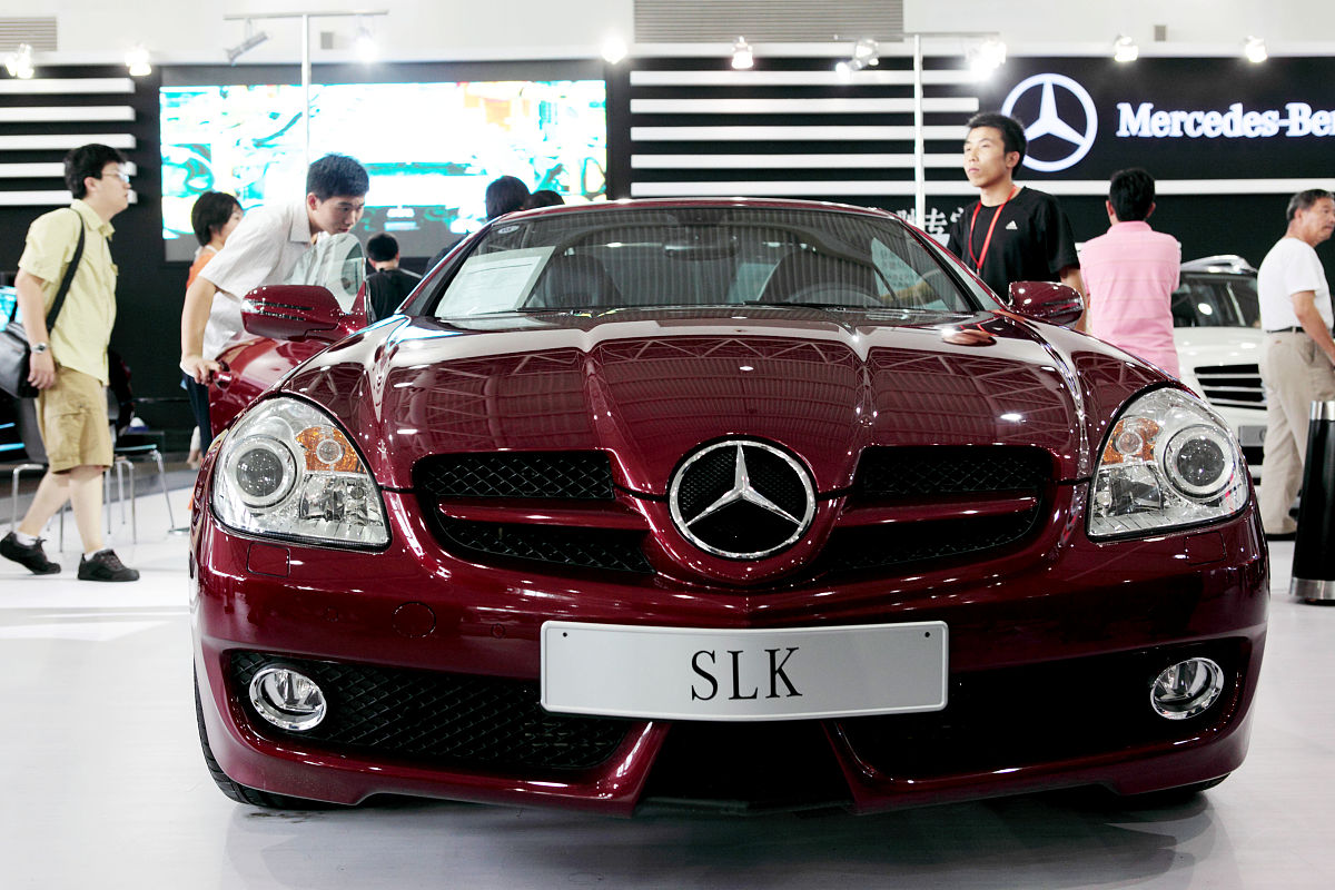 2010年9月4日,第十四届北京汽车展销会上,观众在看奔驰slk跑车.+++_++