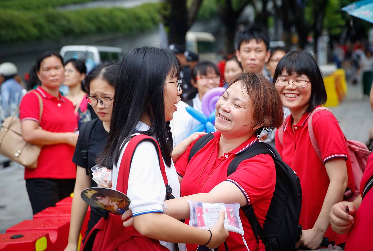 请帮我以新时代大学生助力实现共同富裕的责任与使命为主题写出选题原因及背景写大约1000字