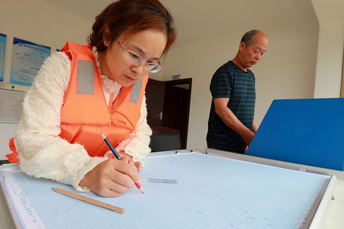 2021年5月24日,江西吉安,江西水文监测中心峡江水文站的工作人员在制