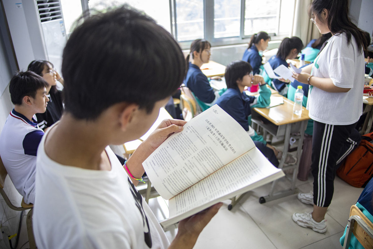 重庆市万州第一职业高级中学2021年招生专业介绍 - 机电、商贸、文化艺术、信息技术等