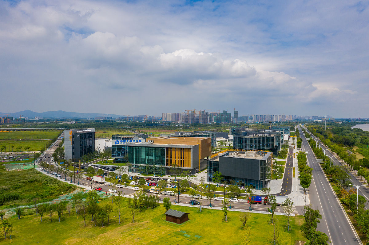 请以杭州的滨江高科技园区为例写出有1简述创新集群概况2分析创新集群类型形成模式3分析创新集群中的创新及知识产权4分析创新集群的集群经济特点及形成原因5 分析创新集群对当地经济发展的贡献对集群知识产权工作提出建议6 对创新集群和集群经济发展的认识体会6大板块、总字数3000字左右的创新集群报告