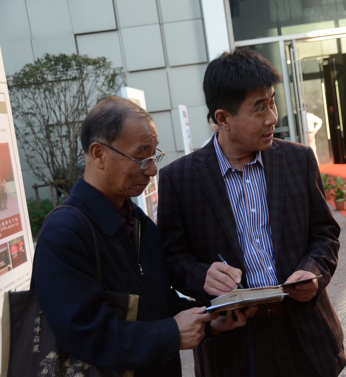 2013年11月6日讯,上海,早前,老牌演员郭凯敏现身为众老影迷签名合影.