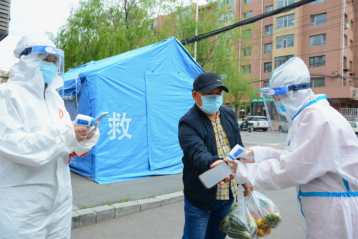 扩写：之后学校为了我们的身体健康让学生们离校的通知后我赶紧做论文实验并买车票早早的离校。到家之后我严格遵守社区的疫情防控规定带好口罩居家隔离七天按时核酸检测。之后我积极参与社区疫情防控志愿服务为社区居民送药并做好家庭防护。在我患上阳性新冠肺炎时主动在家隔离。