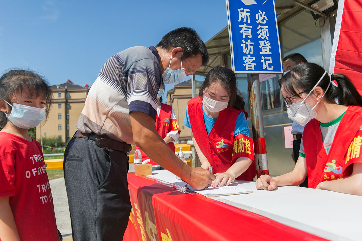 骨折后恢复，我选择在清晨进行志愿者工作：爬楼发放抗原检测盒