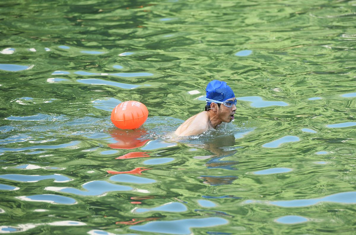 以小编的口吻说说夏季游泳好处多