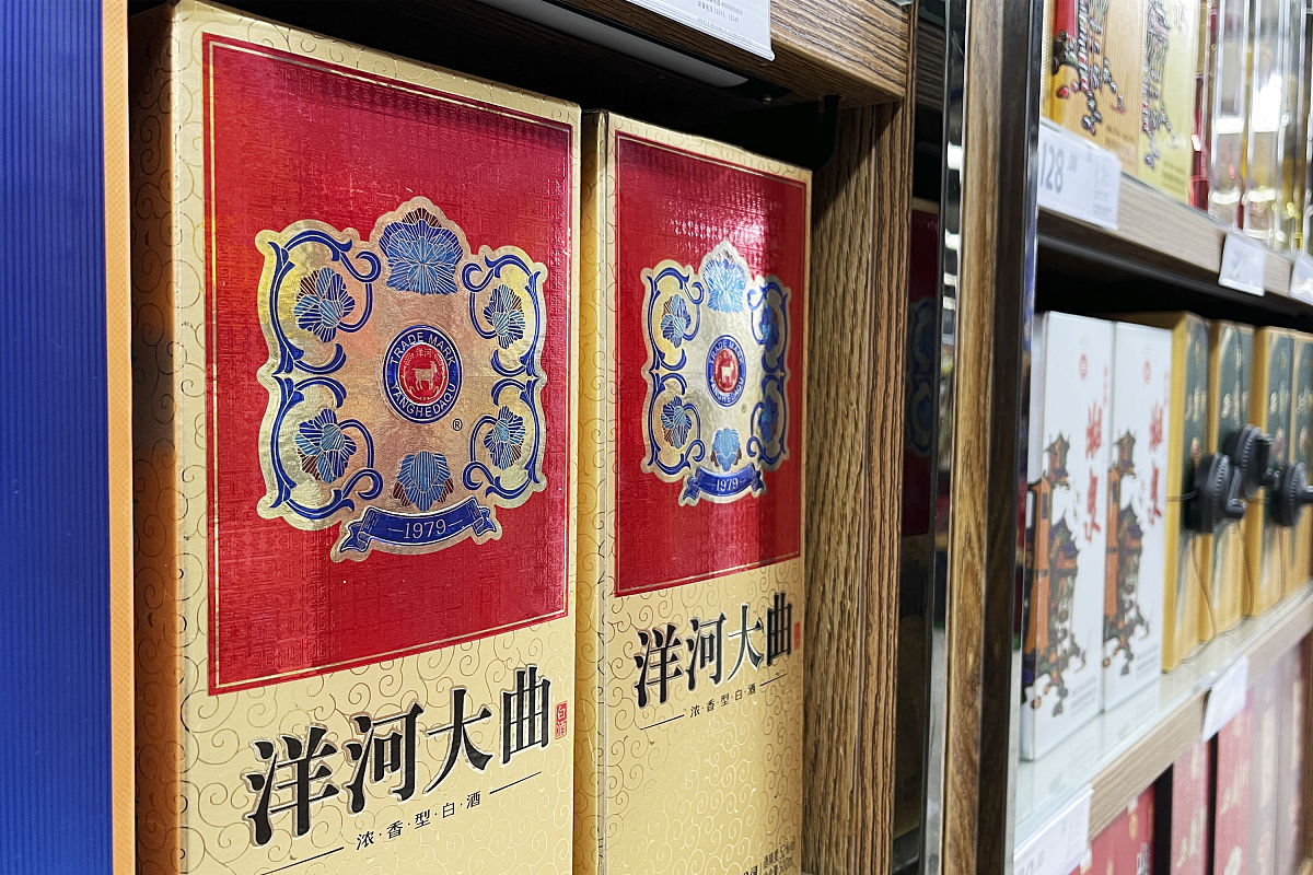 给我写两种白酒的拍摄分镜脚本1 茅台酒拍摄分镜脚本场景：茅台酒厂内部镜头1：茅台酒厂大门外的标志牌镜头2：茅台酒厂内部的酒窖酒桶上贴着茅台酒字样镜头3：工人在酒窖内忙碌地工作拿起一桶茅台酒镜头4：工人将茅台酒倒入玻璃杯中杯中的茅台酒呈现出琥珀色镜头5：镜头拉近茅台酒中微微泛起的酒泡镜头6：手持玻璃杯品尝茅台酒的人的脸部特写镜头7：茅台酒瓶和玻璃杯放在桌子上背景为茅台酒厂内部的景色2 洋河大曲拍摄分