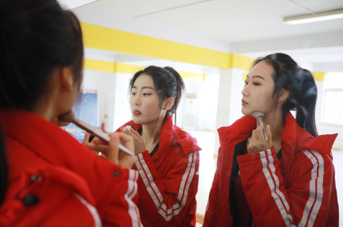 大学班主任鉴定意见字数不低于200字应包括对该同学在班级里政治思想、学习态度、学习成绩、社会实践、参与学生活动、能力特长、遵纪守法、人际关系等方面的表现和客观评价。