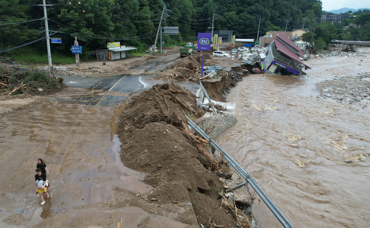 红岩河水库右岸阶地坝区渗漏问题维修：坝体劈裂灌浆加固方案
