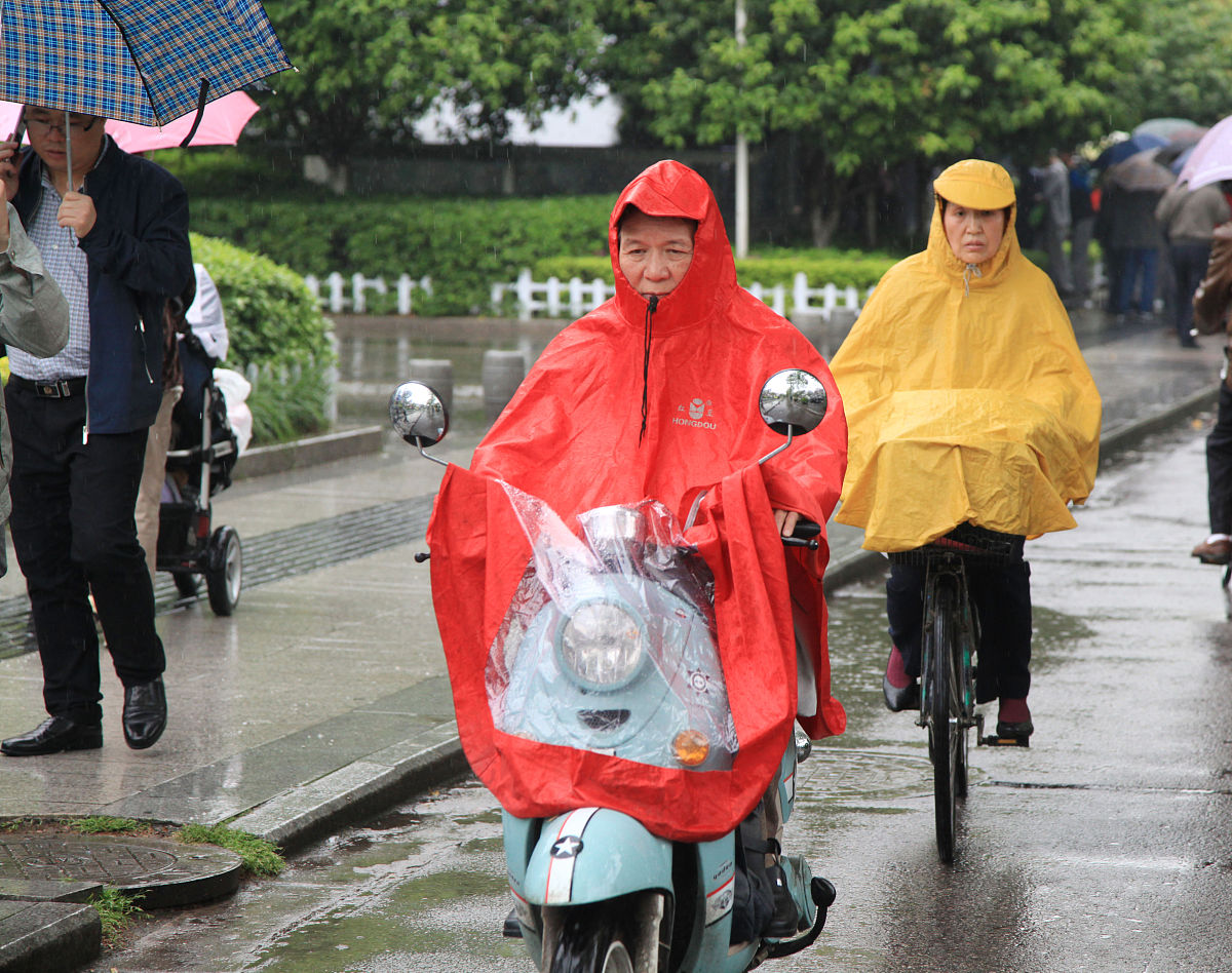电动车骑行雨中穿雨衣