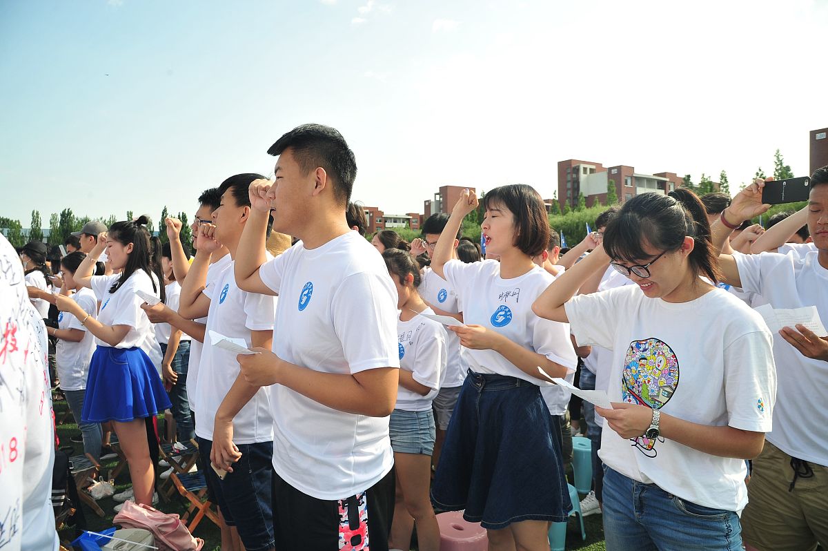 帮我一正青春为主题写一篇文章