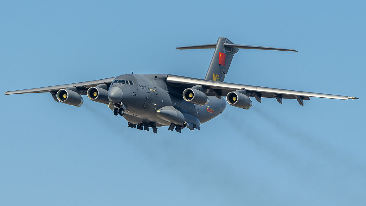 相比国际性的陆军赛事反倒是空军出动的运20更能引起媒体的关注毕竟全世界如今能够研制并生产200吨以上大型飞机的国家屈指可数对于媒体们来说更是难得一见。机场看台早已被媒体和军迷所占据他们非常期待能够一睹胖妞的风采。在直飞奥地利的途中因为需要绕飞乌克兰直接导致了胖妞的单程航程达到了6000公里比预期晚了约40分钟。像这种国际性的舞台胖妞可能会迟到但他永远不会缺席。的以稳的姿态飞抵因斯布鲁克机场的国产运