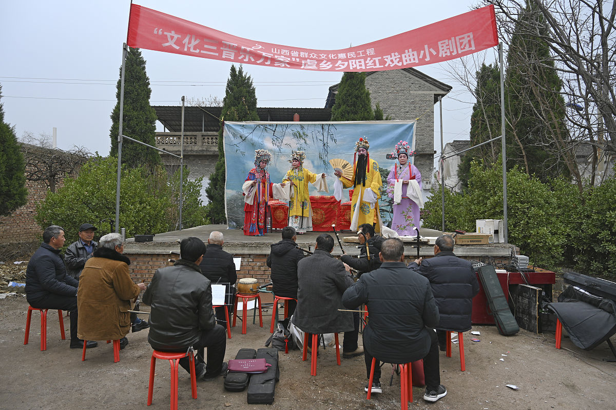 热闹非凡！农村晚会精彩上演，欢乐与精彩共度良宵
