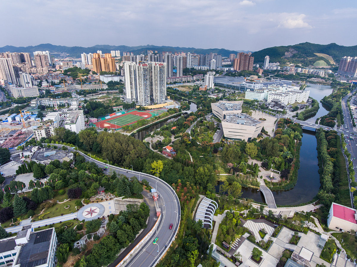 论贵州毕节发展的贵州毕节作为贵州省西南部的重要城市近年来在经济、文化、旅游等方面取得了长足的发展。首先毕节市在经济发展方面取得了显著进展。该市拥有丰富的矿产资源和农产品资源如煤炭、铜、锌、硒、茶叶、柑橘等这些资源为毕节市的经济发展提供了坚实的基础。同时毕节市积极推进产业结构调整大力发展高新技术产业、现代服务业等新兴产业逐渐实现了由传统产业向现代产业的转型升级。其次毕节市在文化建设方面也取得了一定的
