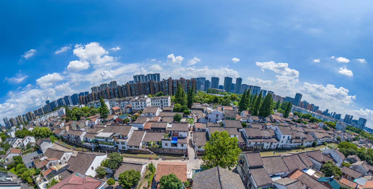 我需要你扮演google学术论文数据库依据下面描述的题目要求1和要求2生成一篇文献综述。题目：数字技术与历史文化街区要求1：分4个章节分别是1研究背景根据题目确定研究背景2研究现状数字技术在历史建筑、历史街区中的应用案例在每句话后面标注引用的文献。3总结如何弥补不足未来的发展4参考文献文章中引用到的文献要求2：每个章节2000字使用10篇英文文献使用引用量最高的文献。请开始攥写。