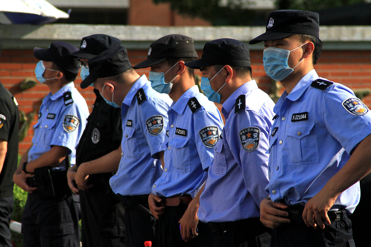 警察承认自己毫无价值…