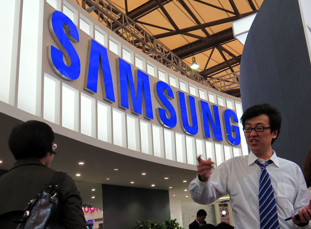 具体描述一下韩国电子显示器制造的现况和贸易运输情况