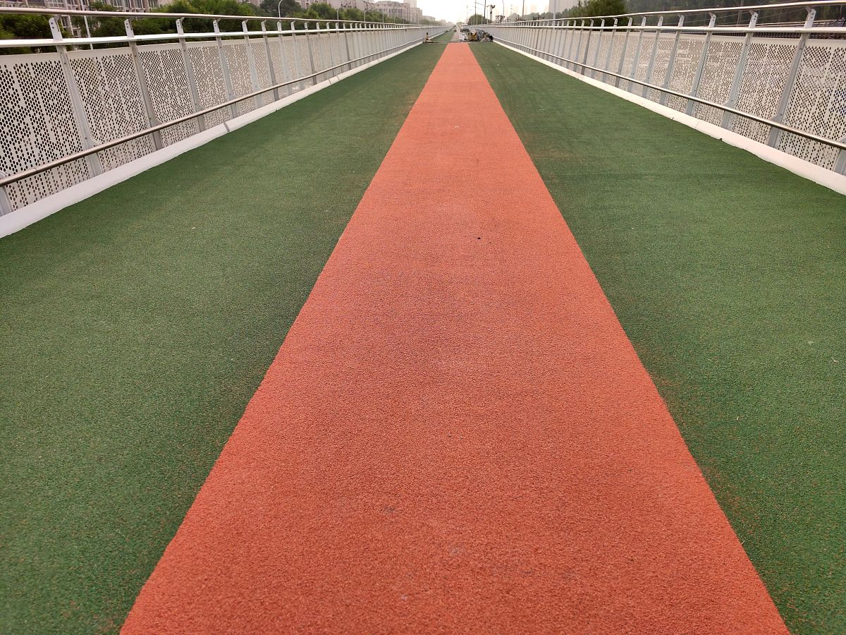 环氧彩砂应用领域：地面、运动场地、工业地坪和商业空间