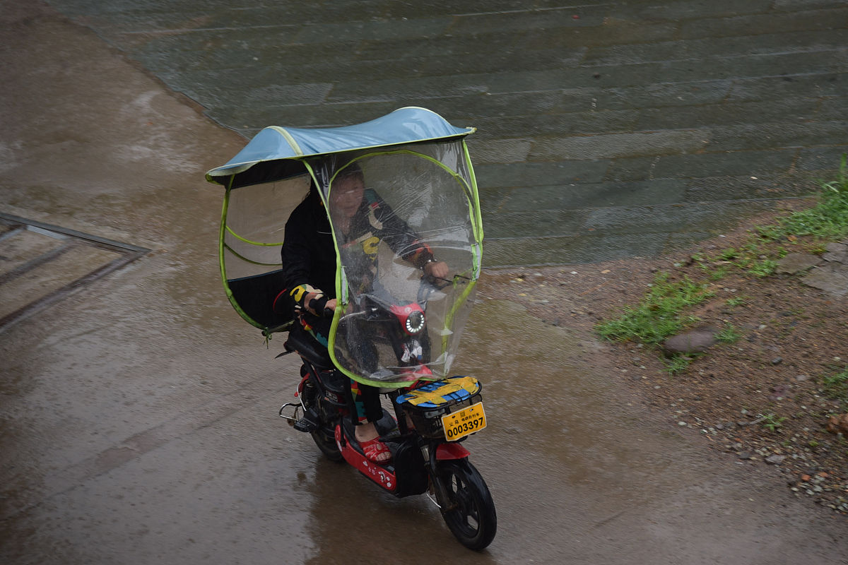 雨天骑车抓鬼？安全第一！