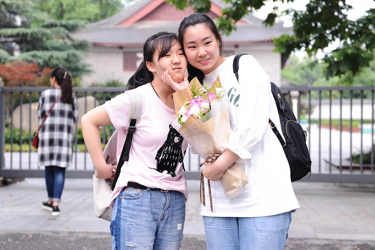 高二儿子暗恋同班女孩？父母必看：引导健康处理感情问题