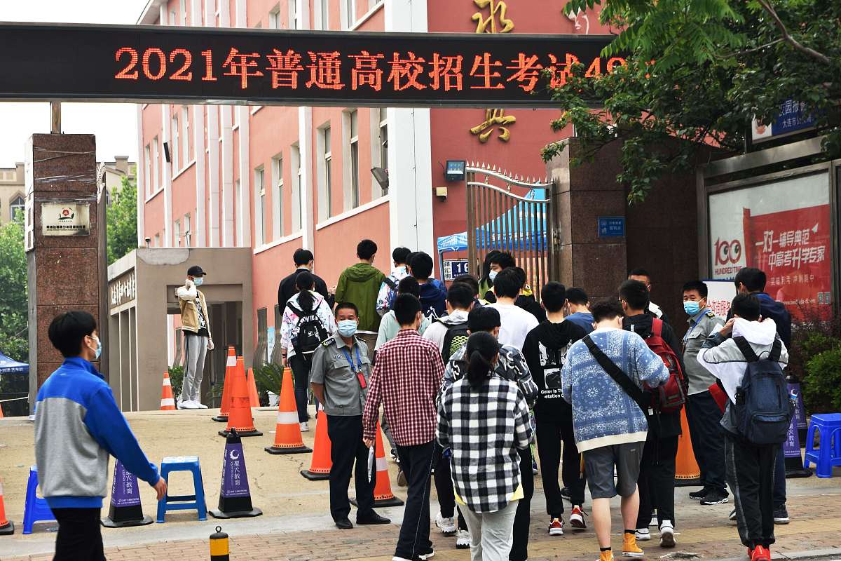 2021年6月7日,辽宁大连,考生们走进考场.当日,全国高考拉开帷幕.