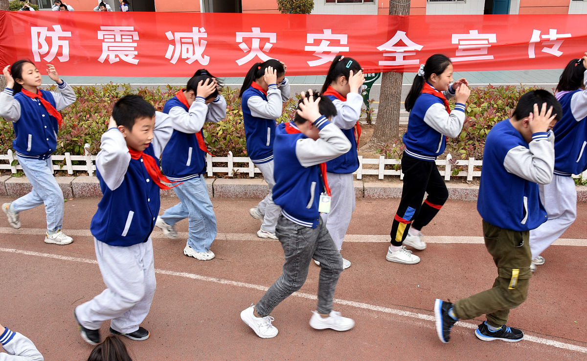 2021年5月12日,江苏省连云港市海州区海宁小学,小学生在参加应急疏散