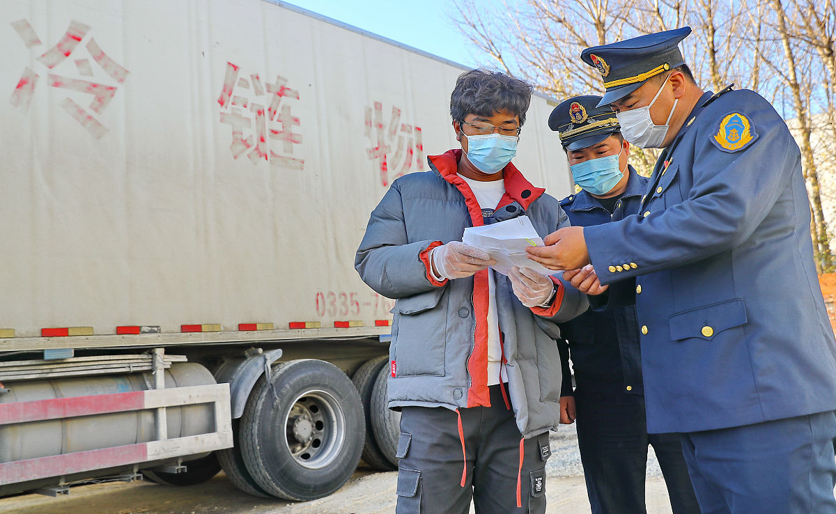 部门领导全业务检查发现翔达货运保管员复重操作不规范地秤上有其他航班拖斗时直接将小件货物放在地秤边进行复重。原因分析