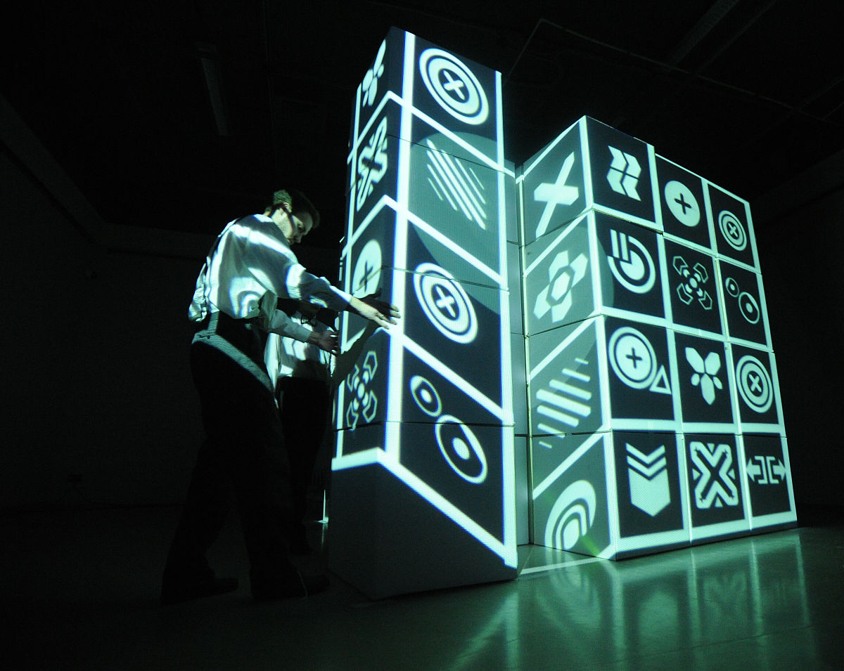 2010年12月17日,"谬论仓库"多媒体艺术展览在圣彼得堡erarta画廊举办.