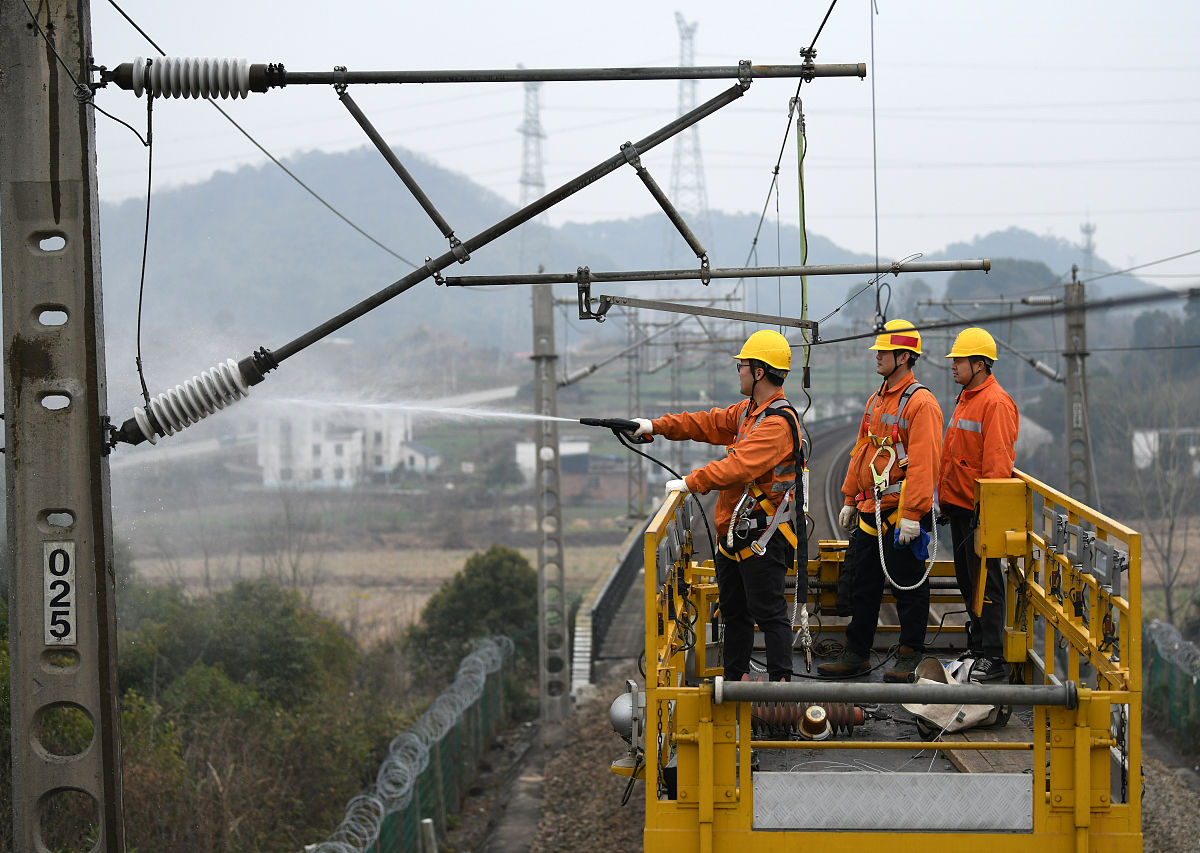 高铁供电设备保护面临挑战：安全措施滞后，部门协调不足