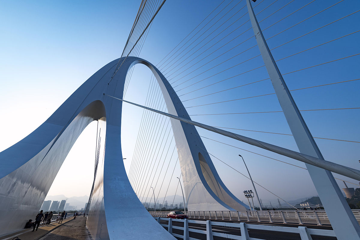 I 引言A 研究背景和意义B 论文结构II 悬索桥概述A 定义和分类B 桥型特点及优势III 悬索桥设计要素A 桥塔与桥面B 主缆和斜拉索C 材料应用分析IV 悬索桥建设过程及安全管理A 施工流程B 安全措施与风险评估V 悬索桥在城市发展中的重要作用A 改善交通运输B 推动经济发展C 增进城市形象VI 结论A 总体回顾B 展望未来C 存在的缺陷及改进策略你能根据这份提纲帮我想一个好的论文题目吗