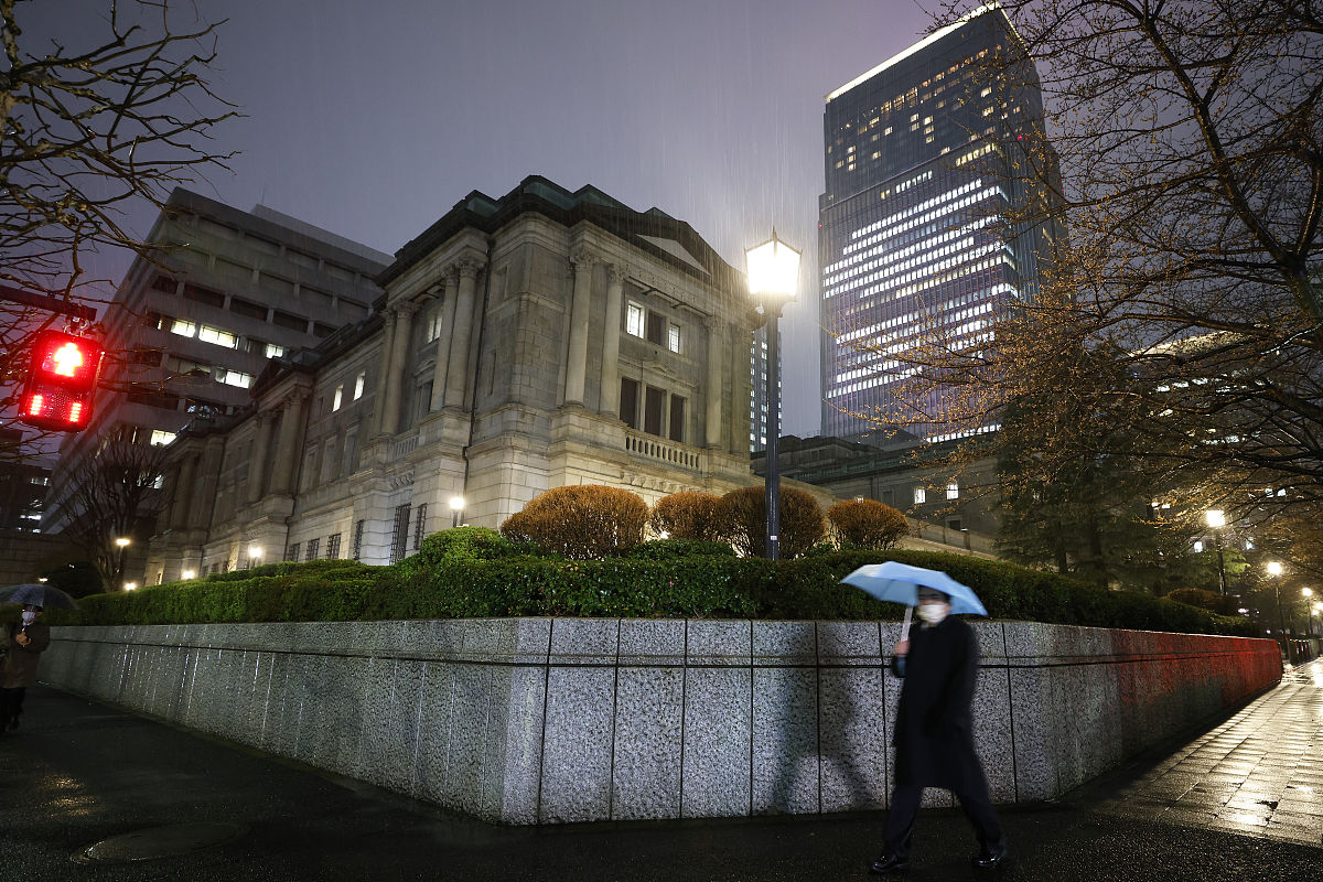 当地时间2022年3月18日,日本东京,日本中央银行.a pedestrian holding